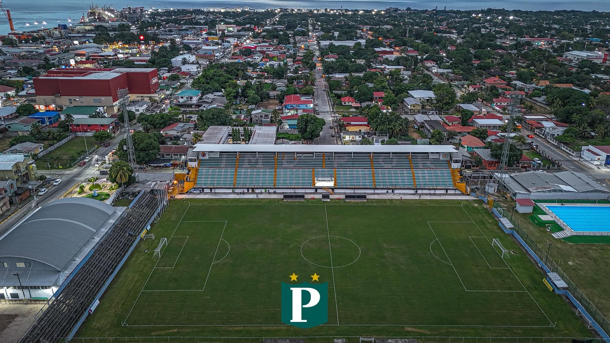 Vista aérea del Estadio Excélsior y Puerto Cortés